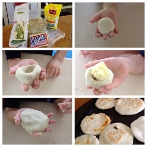 1) hacemos una bolita con la masa de maiz.  2) hacemos una " cuevita" 3) le ponemos el queso 4) Hacemos una tortilla 5) y directo a la plancha!
